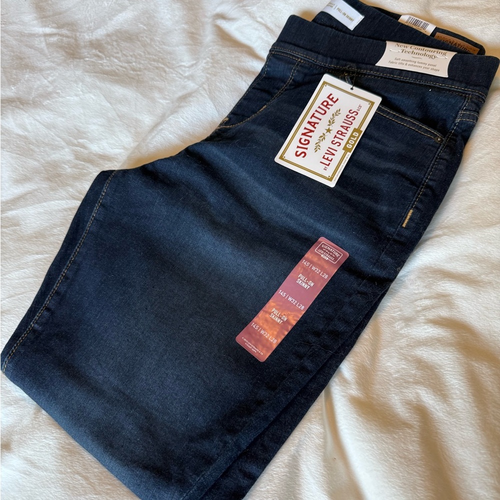 NWT Signature Levi Strauss Pull On Skinny Jeans